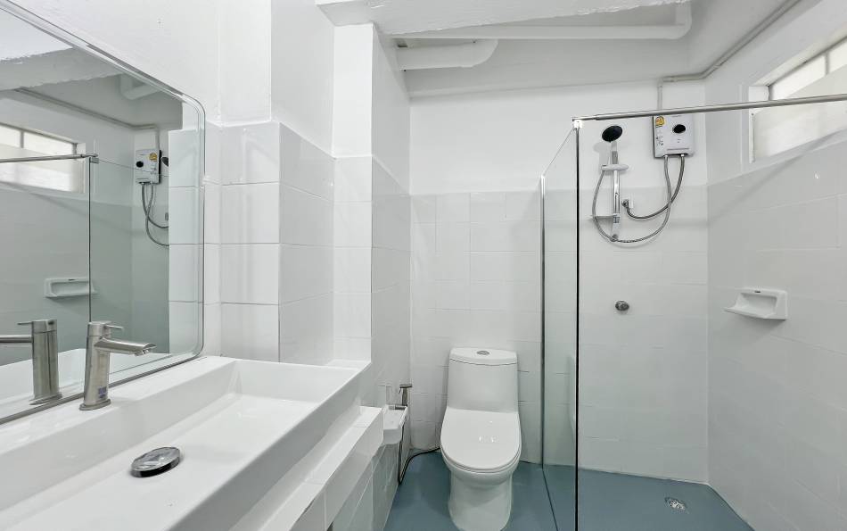 Two 40 sqm studio condos in Pattaya for sale together at 2.2M THB. Company owned, rental income 18,000 THB/month, strong 9.8% yield or live in one unit.