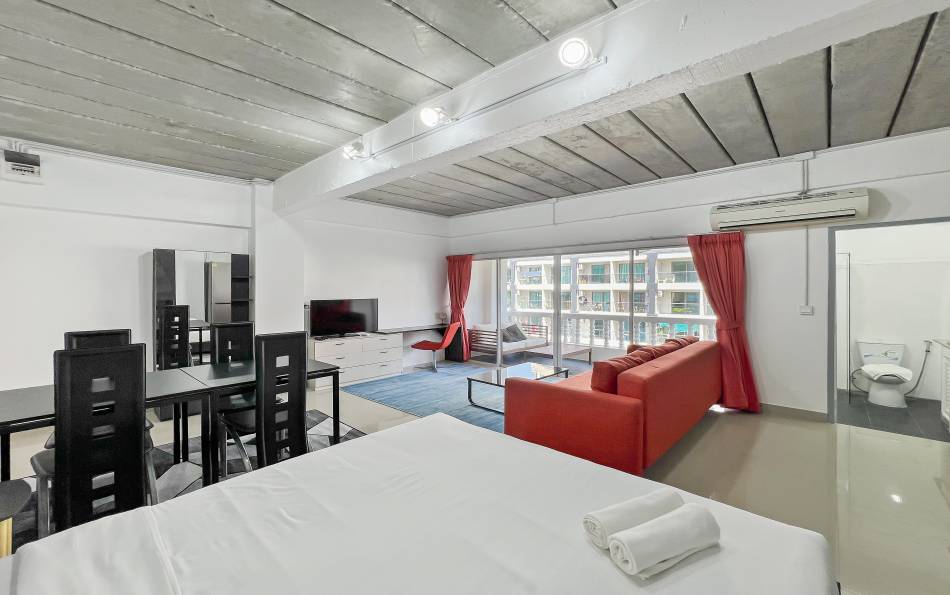 Two 40 sqm studio condos in Pattaya for sale together at 2.2M THB. Company owned, rental income 18,000 THB/month, strong 9.8% yield or live in one unit.