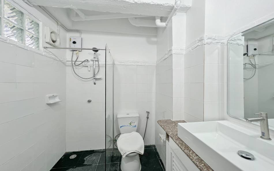 Two 40 sqm studio condos in Pattaya for sale together at 2.2M THB. Company owned, rental income 18,000 THB/month, strong 9.8% yield or live in one unit.